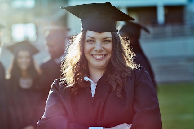 Sono pronto per conquistare il mondo ora Ritratto di un giovane studente il giorno della laurea