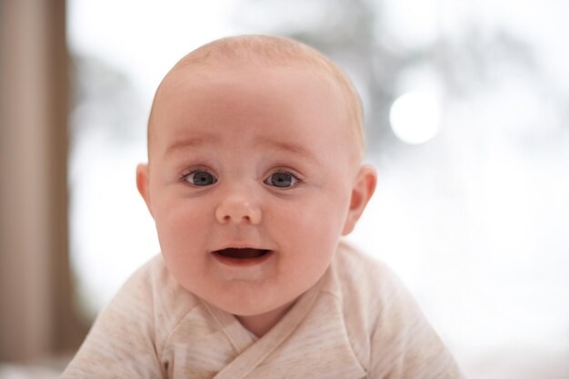 Sono tutto per la carineria Scatto di un bambino carino e adorabile a casa