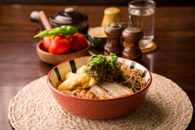 Sopa seca noodles carapulcra braciola di maiale ristorante tradizionale peruviano comfort food che serve