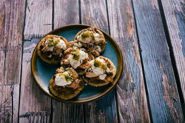 Sopitos tipico piatto messicano su tavola di legno Sopes snack messicano