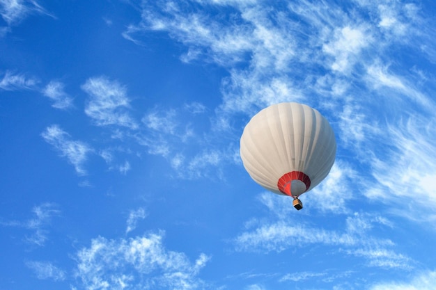 Sopra i palloncini gonfiano e galleggiano nell'aria