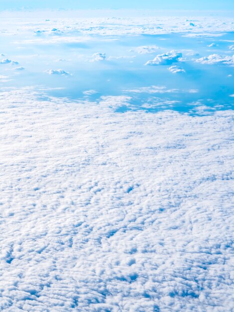 Sopra la nuvola, incredibile vista del cielo dal finestrino dell'aereo