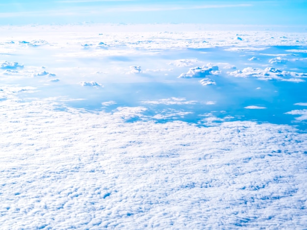 Sopra la nuvola, incredibile vista del cielo dal finestrino dell'aereo