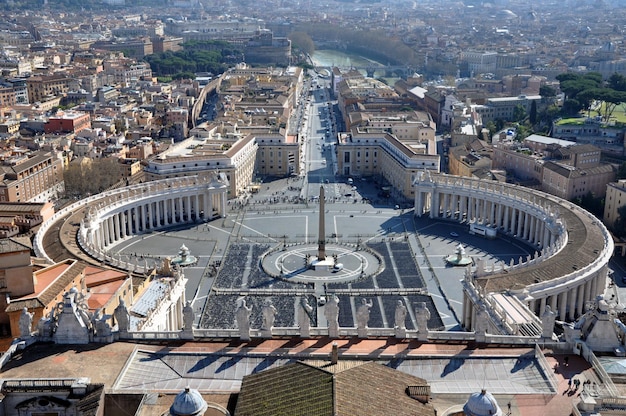 Sopra la piazza San Pietro del Vaticano dalla cupola della basilica di San Pietro