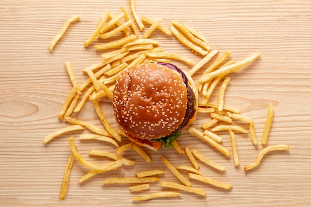 Sopra la vista decorazione con hamburger e patatine fritte