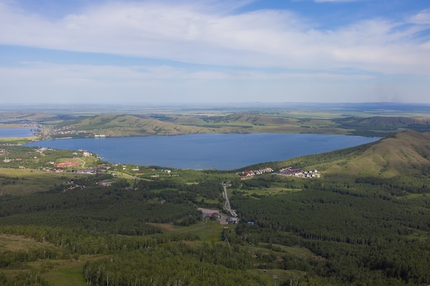 Sopra la vista del bellissimo lago in estate nella regione degli Urali, Bashkortostan, Russia.