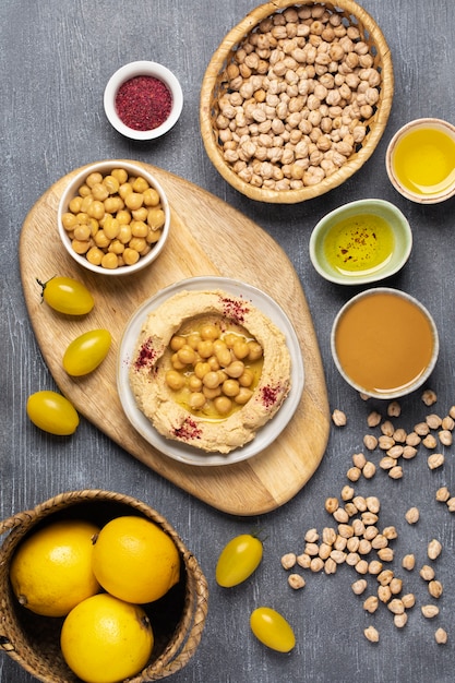 Sopra la vista delizioso hummus sul piatto