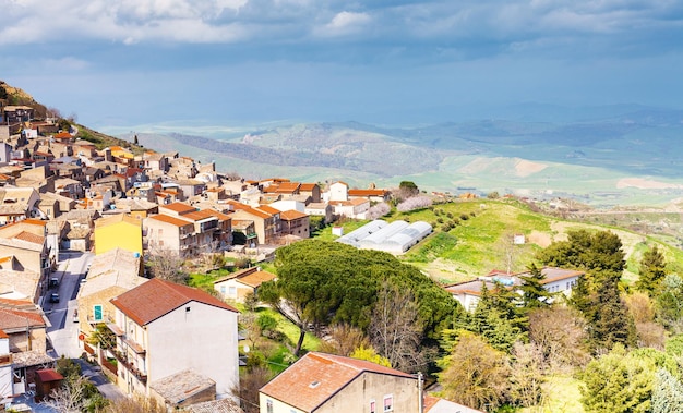 Sopra la vista della città di Aidone in Sicilia in primavera