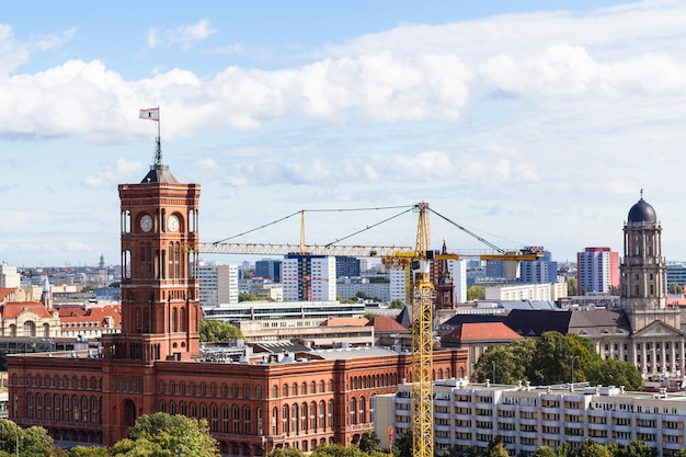 Sopra la vista della città di Berlino con Rotes Rathaus