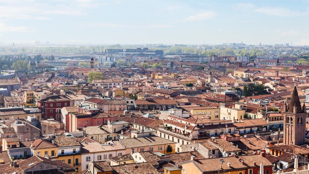 Sopra la vista della città di Verona in primavera