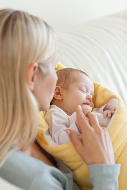 Sopra la vista della madre che tiene il suo bambino