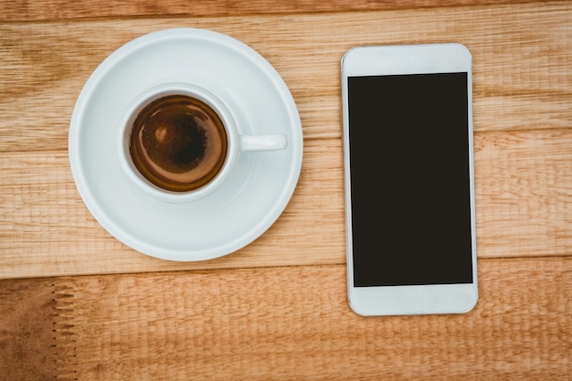 Sopra la vista di un caffè e uno smartphone