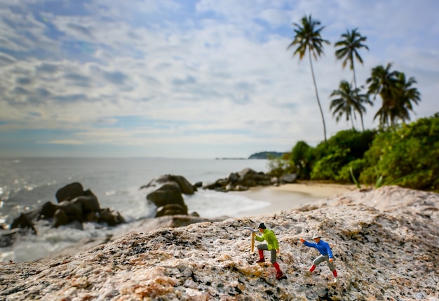 Sopravvivenza in miniatura sulle splendide spiagge dell'isola di Bintan, personaggio dei giocattoli per bambini