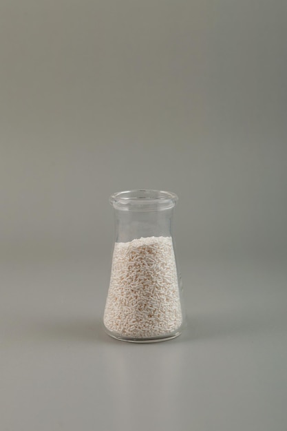 Sorbato di potassio, sale di potassio granulare dell'acido sorbico in pallone di vetro. Additivo alimentare E202.