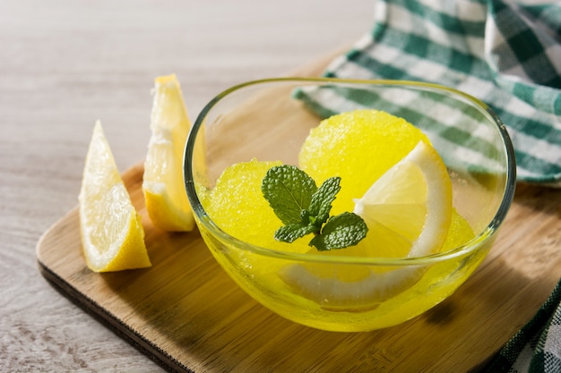 Sorbetto al limone in bicchieri