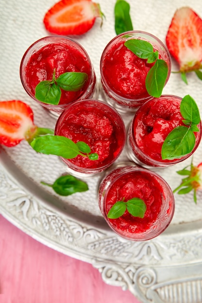 Sorbetto alla fragola rinfrescante estivo, granita granita