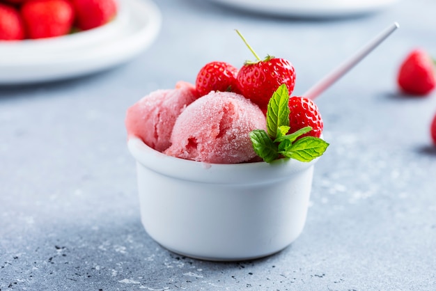 Sorbetto estivo con fragole fresche