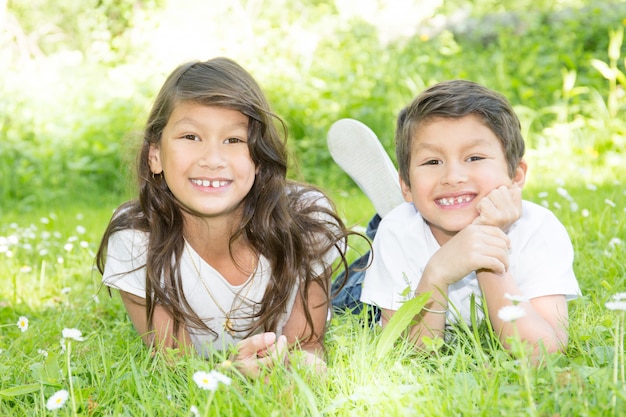 Sorella e fratello Bambini felici adorabili all'aperto il giorno di estate in Sudamerica