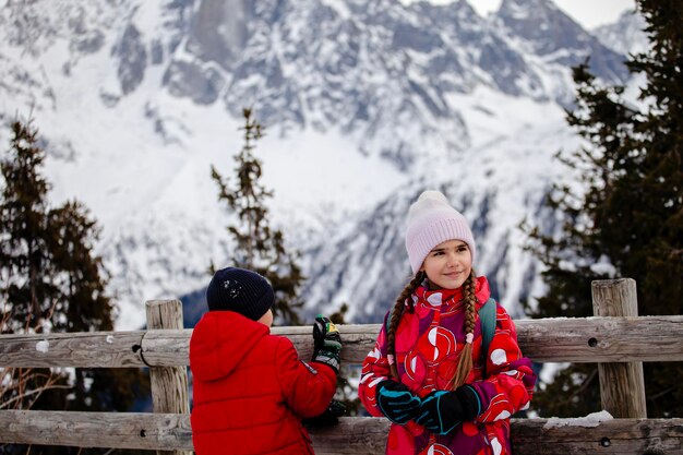 Sorella e fratello nelle Alpi ragazzo cattura i momenti della giovinezza abbracciando le meraviglie dell'inverno