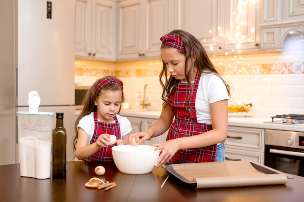 sorelle a casa che cucinano insieme