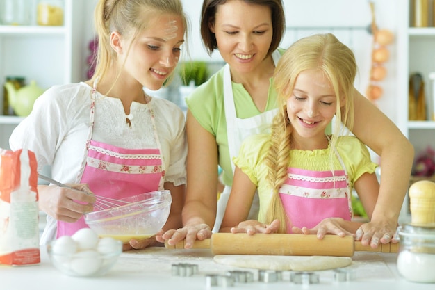 Sorelle e mamma in cucina