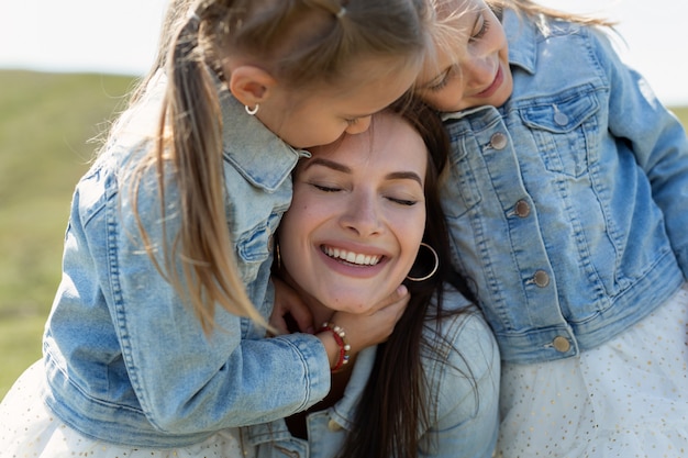 Sorelle gemelle con la loro bellissima madre in campagna