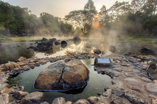 Sorgente calda dell&#39;ambiente nel tempo di alba a Jaeson National Park nella provincia di Lampang, Tailandia