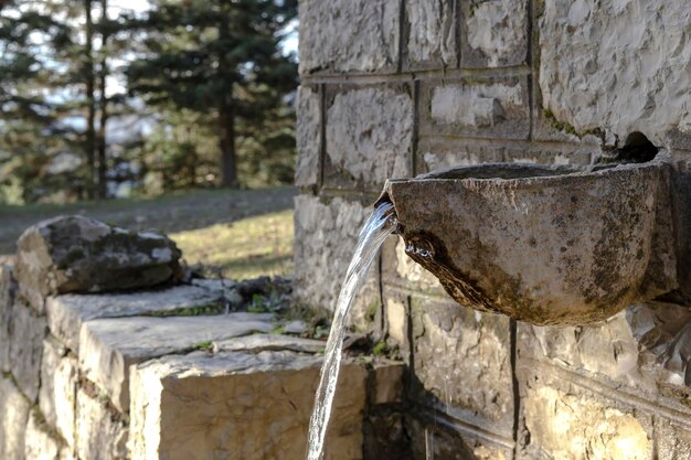 Sorgente in montagna (Grecia occidentale, Nafpaktia montuosa) in una giornata invernale e soleggiata