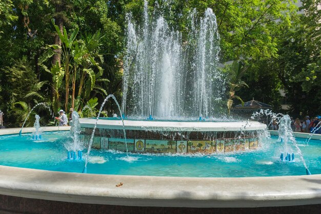 sorgenti con grandi getti d'acqua estate a Marbella, in Andalusia Spagna