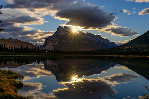 Sorgere della luna a Vermilion Lakes nella notte d'estate Parco Nazionale di Banff Canadian Rockies Canada