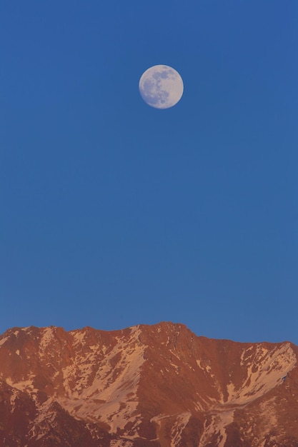 sorgere della luna in montagna