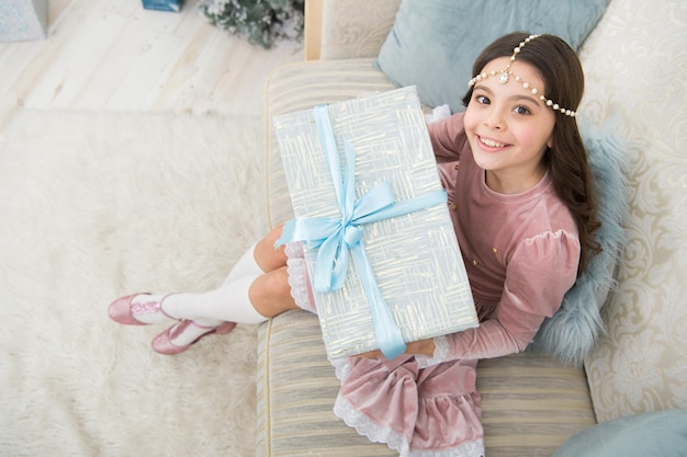 Sorpresa per la figlia Piccolo bambino che apre la scatola Consegnare la felicità Natale Bambino con la scatola dei regali di Natale Felice anno nuovo Festeggiare il Natale Aspettare Babbo Natale Ricordi d'infanzia