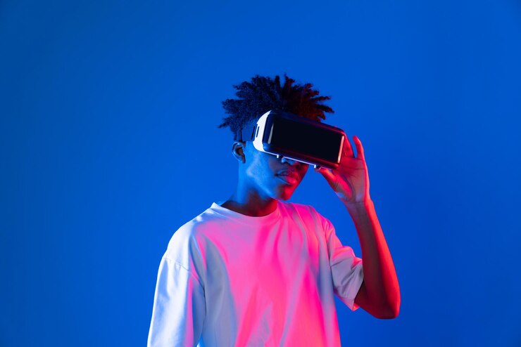 Foto sorpreso africano che guarda l'oggetto hologramma del muro al neon