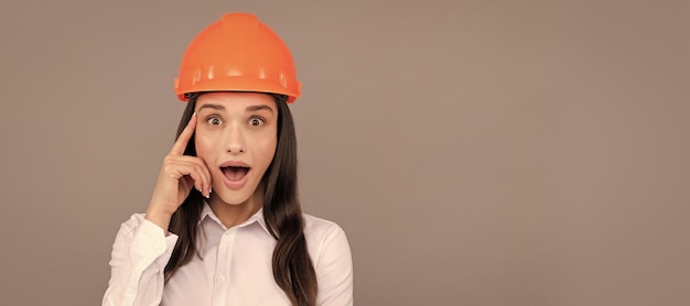 Sorpreso ispirato con l'idea architetto donna in sicurezza hardhat e camicia bianca donna ispirazione