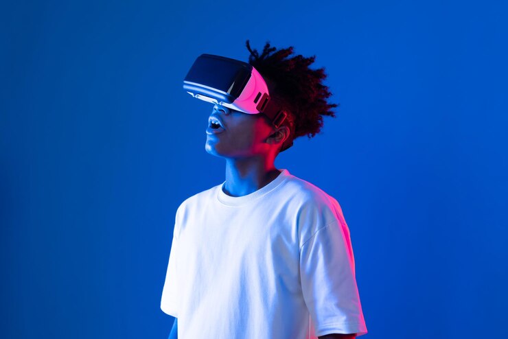 Foto sorpreso l'aspetto africano vr che tiene l'oggetto ologramma parete al neon contrivance