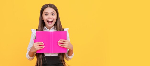 Sorpreso ragazza adolescente in uniforme scolastica libro di lettura stupore Banner di studentessa scolastica Ritratto di allievo studentessa con spazio di copia