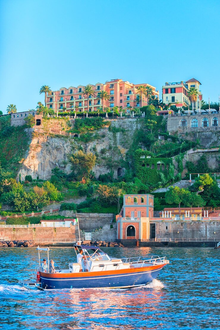 Sorrento, Italia - 3 ottobre 2017: Barca a motore al porto di Marina Grande a Sorrento, Mar Tirreno, Costiera Amalfitana, Italia, autunno
