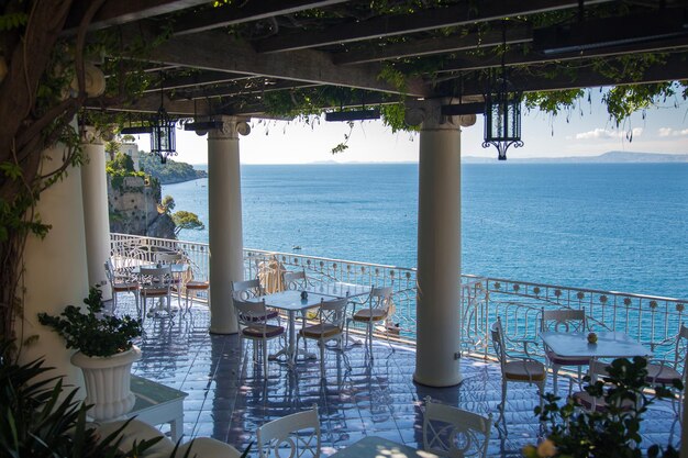 Sorrento Italia, un tavolo in un accogliente ristorante affacciato sul mare