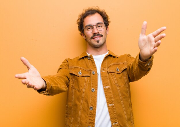 sorridendo allegramente dando un caldo, amichevole, amorevole abbraccio di benvenuto, sentendosi felice e adorabile