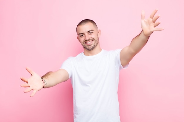 sorridendo allegramente dando un caldo, amichevole, amorevole abbraccio di benvenuto, sentendosi felice e adorabile