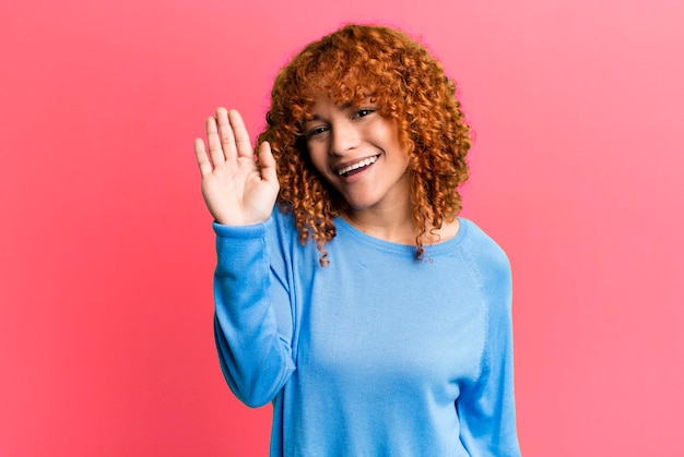 sorridendo allegramente e allegramente agitando la mano dandoti il benvenuto e salutandoti o salutandoti