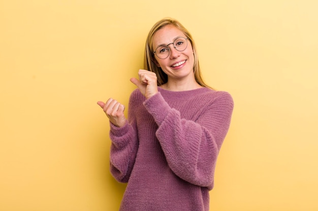 Sorridendo allegramente e con disinvoltura indicando di copiare lo spazio sul lato sentendosi felice e soddisfatto