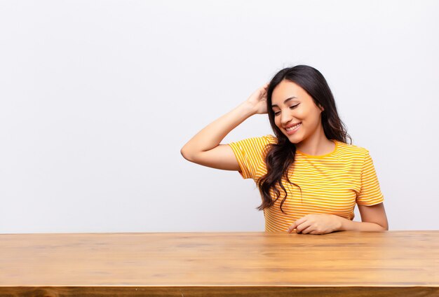 sorridendo allegramente e con disinvoltura, tenendo testa a testa con uno sguardo positivo, felice e sicuro