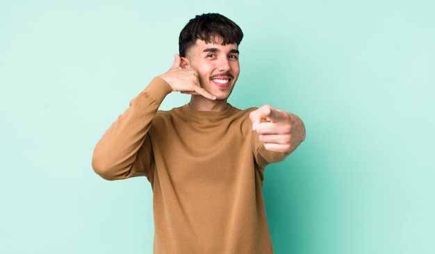 Sorridendo allegramente e indicando la fotocamera mentre si effettua una chiamata, in seguito gestisci parlando al telefono