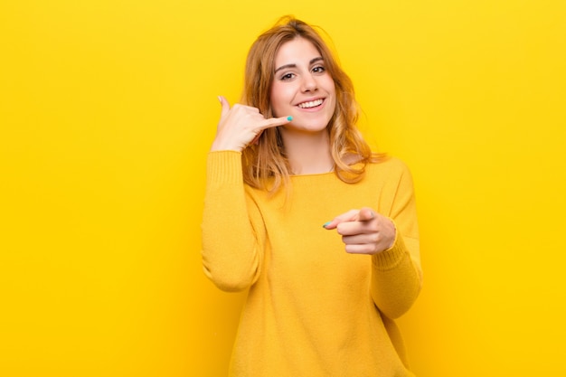 sorridendo allegramente mentre fai una telefonata più tardi gesto, parlando al telefono