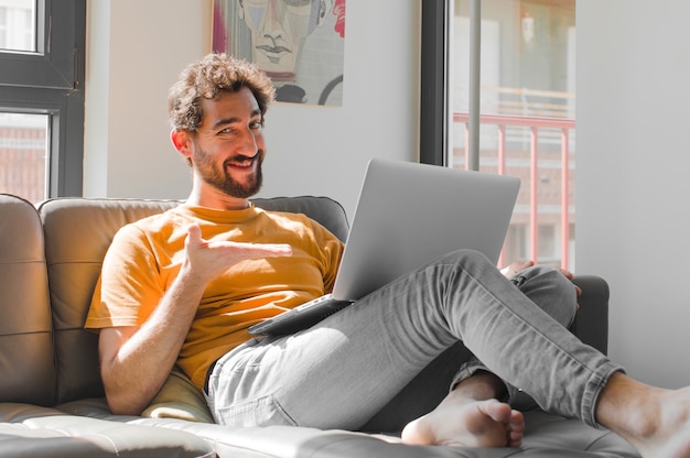 sorridendo allegramente sentendosi felice e mostrando un concetto nello spazio della copia con il palmo della mano