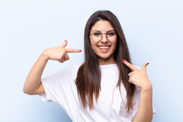 sorridendo con fiducia indicando il proprio ampio sorriso, atteggiamento positivo, rilassato, soddisfatto