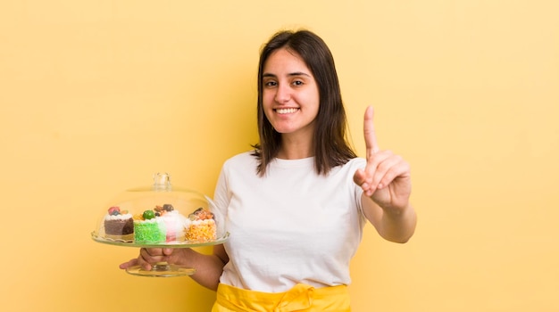 sorridendo con orgoglio e sicurezza diventando il numero uno