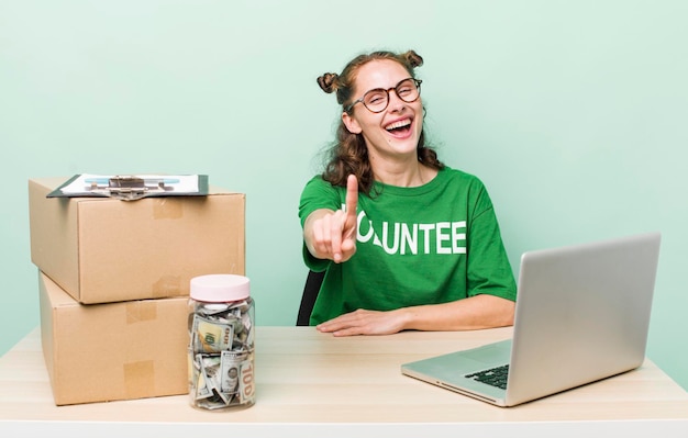 sorridendo con orgoglio e sicurezza diventando il numero uno