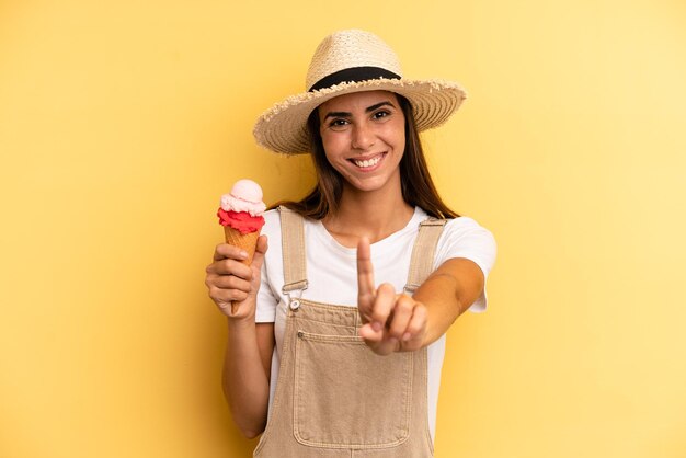 sorridendo con orgoglio e sicurezza diventando il numero uno